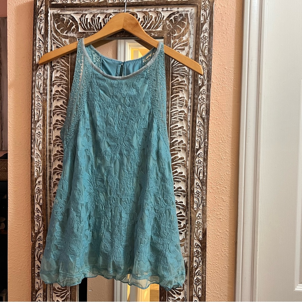 CHELSEA AND VIOLET SHELL COLORED SLEEVELESS BLOUSE IN XS.